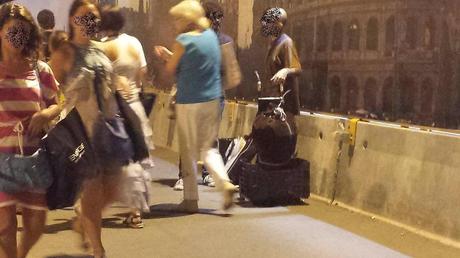 Fori Imperiali senza pace. Gli abusivi ora invadono la strada anche di notte. Territorio completamente abbandonato, divorato da ogni racket
