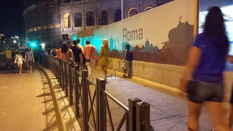 Fori Imperiali senza pace. Gli abusivi ora invadono la strada anche di notte. Territorio completamente abbandonato, divorato da ogni racket
