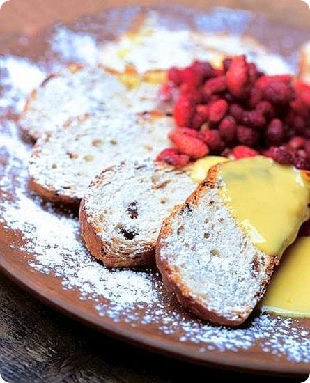 Buccellato con crema inglese e fragoline di bosco