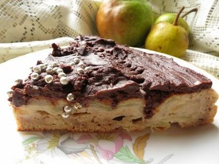 Torta rovesciata di pere con glassa al cioccolato