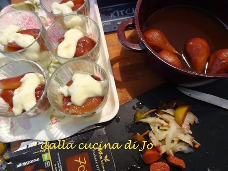 Pere sciroppate al vino e zenzero, custard e cioccolato fuso