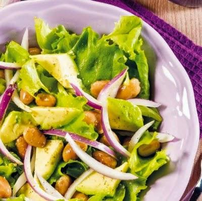 Insalata di borlotti con lattughino, avocado e cipolla rossa