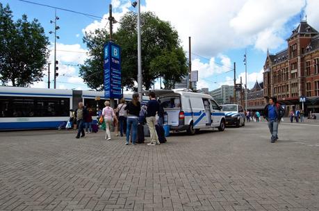 I confronti: l'abisso che ci separa da Amsterdam. Mezzi pubblici, arredo urbano, aree verdi, stazioni, rifiuti e molto altro