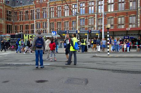 I confronti: l'abisso che ci separa da Amsterdam. Mezzi pubblici, arredo urbano, aree verdi, stazioni, rifiuti e molto altro