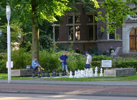 I confronti: l'abisso che ci separa da Amsterdam. Mezzi pubblici, arredo urbano, aree verdi, stazioni, rifiuti e molto altro