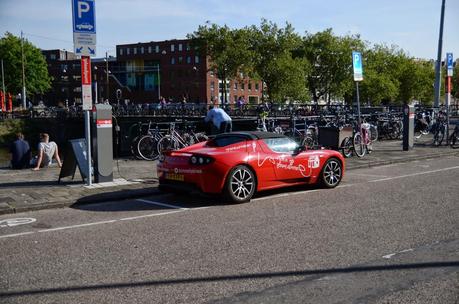 I confronti: l'abisso che ci separa da Amsterdam. Mezzi pubblici, arredo urbano, aree verdi, stazioni, rifiuti e molto altro