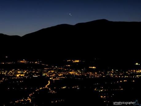 18 agosto 2014: le luci della città di Sulmona, che non sembra dormire, il profilo dolce degli Appennini, l'affascinante congiunzione di Giove e Venere a picco sulla Valle Peligna nel centro Italia. Crediti: Giuseppe Petricca.