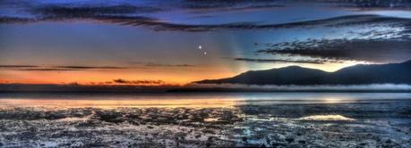 L'alba si affaccia sull'incantevole Cairns Esplanade nel Queensland,  Australia, mentre Giove e Venere posano per lo scatto panoramico dell'astrofotografo Joseph Brimacombe.