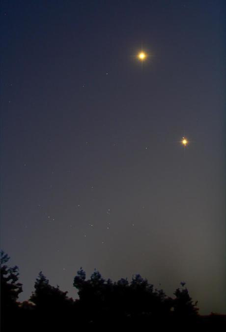 Venere e Giove: fari nella notte. Quasi scompare il brillante ammasso del Presepe ben visibile nella costellazione del Cancro nel cielo di Payson, Arizona. Crediti: Chris Schur.