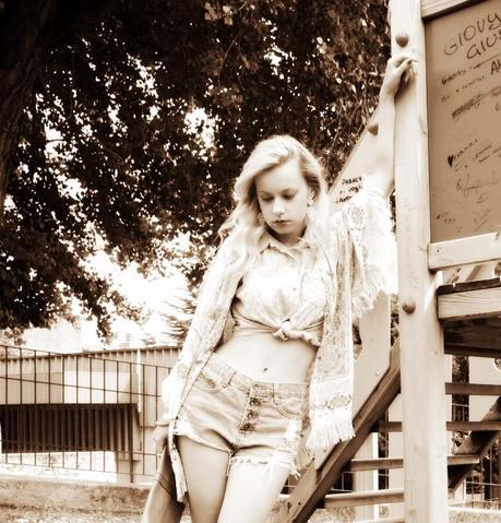 Playing with Romwe cardigan Romwe cardigan Oasap denim shorts petite models petite fashion blogger Teresa Morone