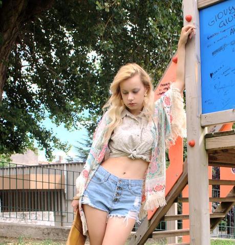 Playing with Romwe cardigan Romwe cardigan Oasap denim shorts petite models petite fashion blogger Teresa Morone