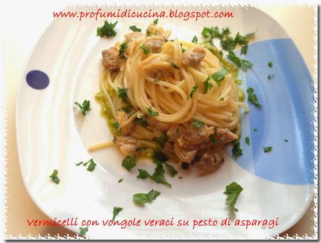 Vermicelli con vongole veraci su pesto di asparagi