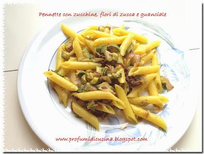 Pennette con zucchine, fiori di zucca e guanciale