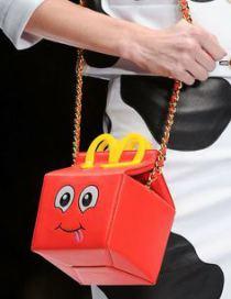 Anche fare la spesa è chic, con le Supermarket Bags di Moschino e Chanel