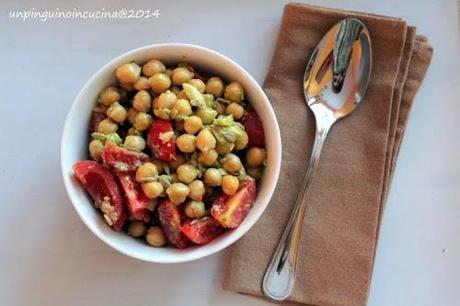 Insalata di ceci, pomodorini, pesto e mandorle