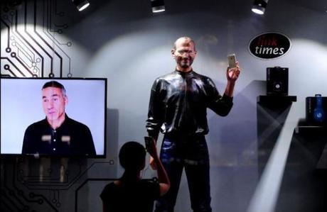 Una statua di cera raffigurante Steve Jobs, posta all’ingresso di un negozio in Cina stevejobs-640x417