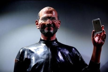 Una statua di cera raffigurante Steve Jobs, posta all’ingresso di un negozio in Cina steve-jobs-wax-640x427