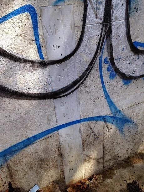 E questi sarebbero artisti o vandali da arrestare? Massacrato di graffiti anche lo storico idrometro di Ripetta