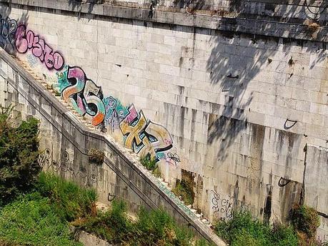 E questi sarebbero artisti o vandali da arrestare? Massacrato di graffiti anche lo storico idrometro di Ripetta