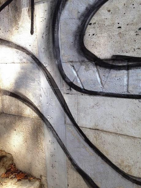 E questi sarebbero artisti o vandali da arrestare? Massacrato di graffiti anche lo storico idrometro di Ripetta