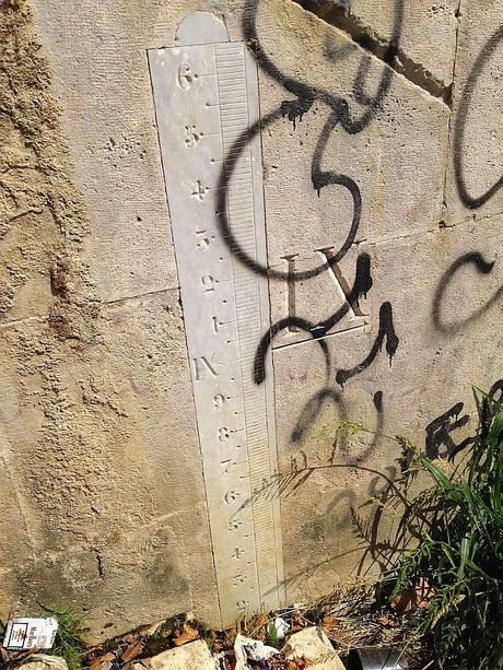 E questi sarebbero artisti o vandali da arrestare? Massacrato di graffiti anche lo storico idrometro di Ripetta