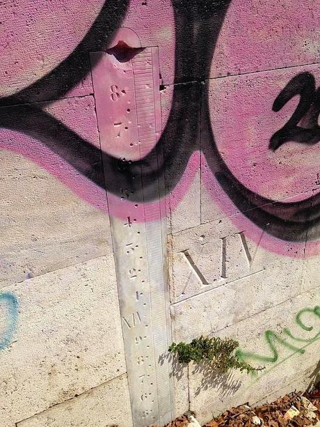 E questi sarebbero artisti o vandali da arrestare? Massacrato di graffiti anche lo storico idrometro di Ripetta