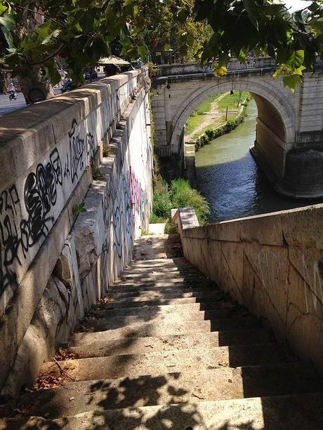 E questi sarebbero artisti o vandali da arrestare? Massacrato di graffiti anche lo storico idrometro di Ripetta