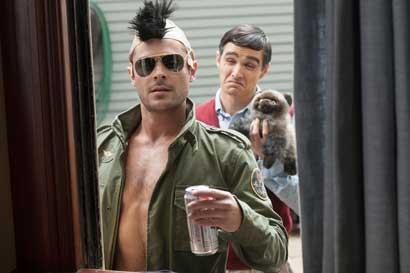 Recensione della commedia “Cattivi Vicini” Zac Efron in una scena del film © Universal Pictures