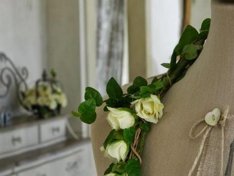 Un manichino e una corona