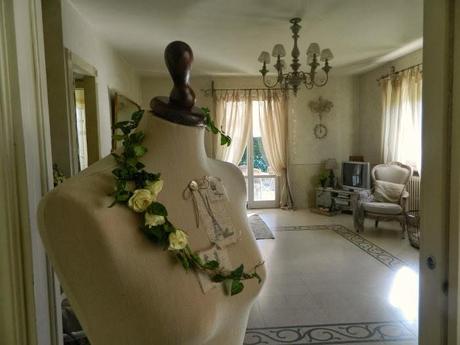 Un manichino e una corona