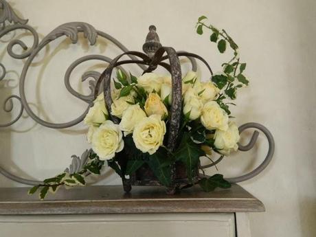 Un manichino e una corona