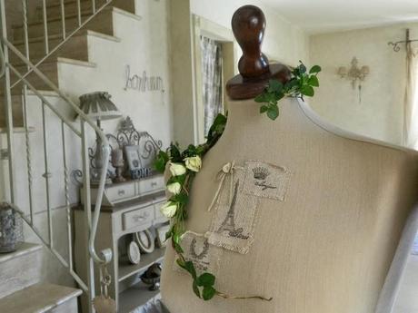 Un manichino e una corona