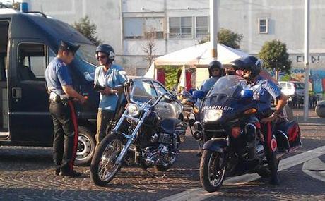 Motociclista non si ferma all'alt: inseguimento in centro città