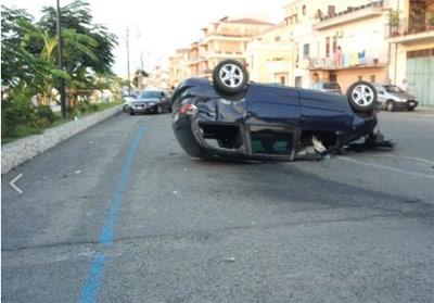 Cirò Marina, spettacolare incidente stradale