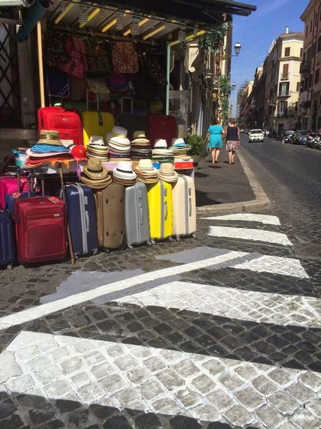 E a Via Sistina si cancellano le strisce pedonali per lasciare spazio all'ambulante che vende cappelli e valigie. Foto incredibili alle quali dobbiamo far fare il giro del mondo