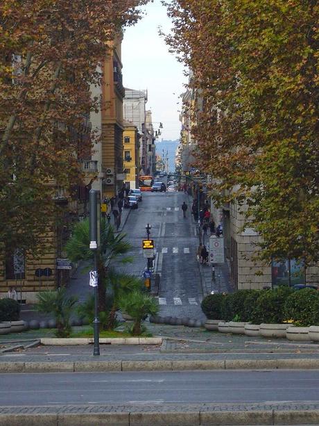 E a Via Sistina si cancellano le strisce pedonali per lasciare spazio all'ambulante che vende cappelli e valigie. Foto incredibili alle quali dobbiamo far fare il giro del mondo