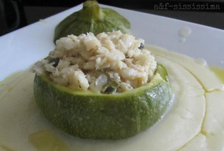 zucchina tonda ripiena di baccalà e mousse di patate su crema di ceci