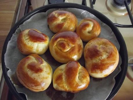PAN BRIOCHE A NODINI DI GIOVANNA CON INSALATA CAPRICCIOSA PAN BRIOCHE A NODINI DI GIOVANNA CON INSALATA CAPRICCIOSA