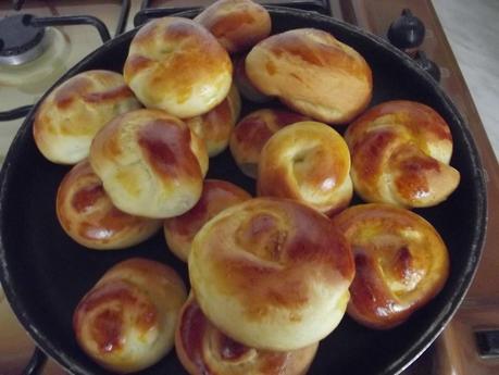 PAN BRIOCHE A NODINI DI GIOVANNA  CON INSALATA CAPRICCIOSA