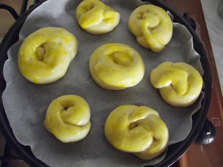 PAN BRIOCHE A NODINI DI GIOVANNA  CON INSALATA CAPRICCIOSA