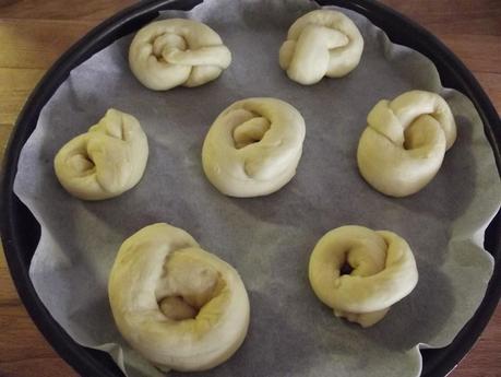 PAN BRIOCHE A NODINI DI GIOVANNA  CON INSALATA CAPRICCIOSA