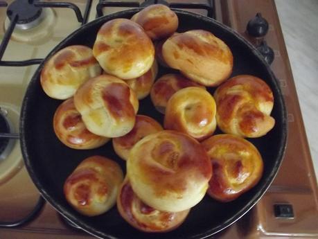 PAN BRIOCHE A NODINI DI GIOVANNA CON INSALATA CAPRICCIOSA PAN BRIOCHE A NODINI DI GIOVANNA CON INSALATA CAPRICCIOSA