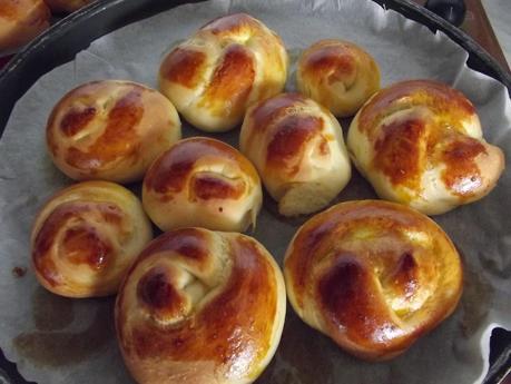 PAN BRIOCHE A NODINI DI GIOVANNA CON INSALATA CAPRICCIOSA PAN BRIOCHE A NODINI DI GIOVANNA CON INSALATA CAPRICCIOSA