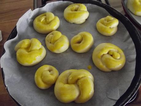 PAN BRIOCHE A NODINI DI GIOVANNA  CON INSALATA CAPRICCIOSA