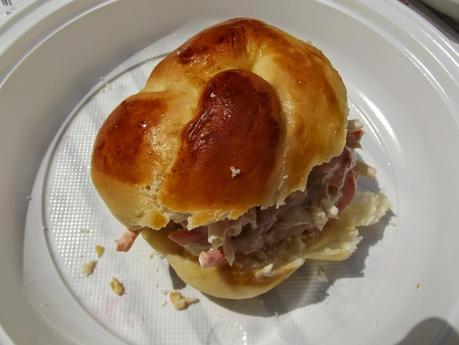 PAN BRIOCHE A NODINI DI GIOVANNA CON INSALATA CAPRICCIOSA PAN BRIOCHE A NODINI DI GIOVANNA CON INSALATA CAPRICCIOSA