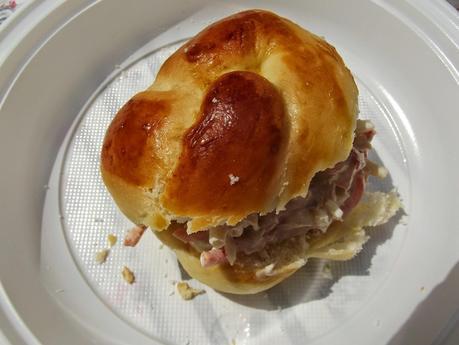 PAN BRIOCHE A NODINI DI GIOVANNA CON INSALATA CAPRICCIOSA PAN BRIOCHE A NODINI DI GIOVANNA CON INSALATA CAPRICCIOSA
