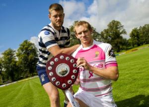 Il capitano degli Heriot's, Jack Turley e il capitano di Melrose, Fraser Thomson, posano col trofeo (Credit: SRU)