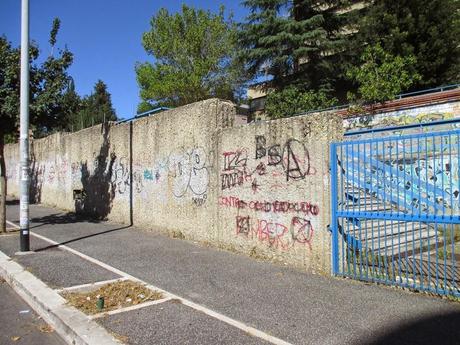 Amarcord. Ve la ricordate la scuola de I Ragazzi della Terza C? Ecco come è ridotta. Più o meno come sono ridotte tutte le scuole a Roma