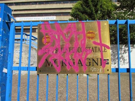 Amarcord. Ve la ricordate la scuola de I Ragazzi della Terza C? Ecco come è ridotta. Più o meno come sono ridotte tutte le scuole a Roma