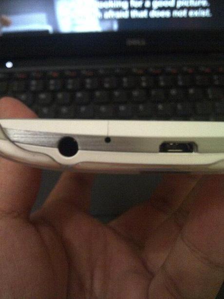LG G3 i telefoni presentano crepe rotture vicino al microfono 